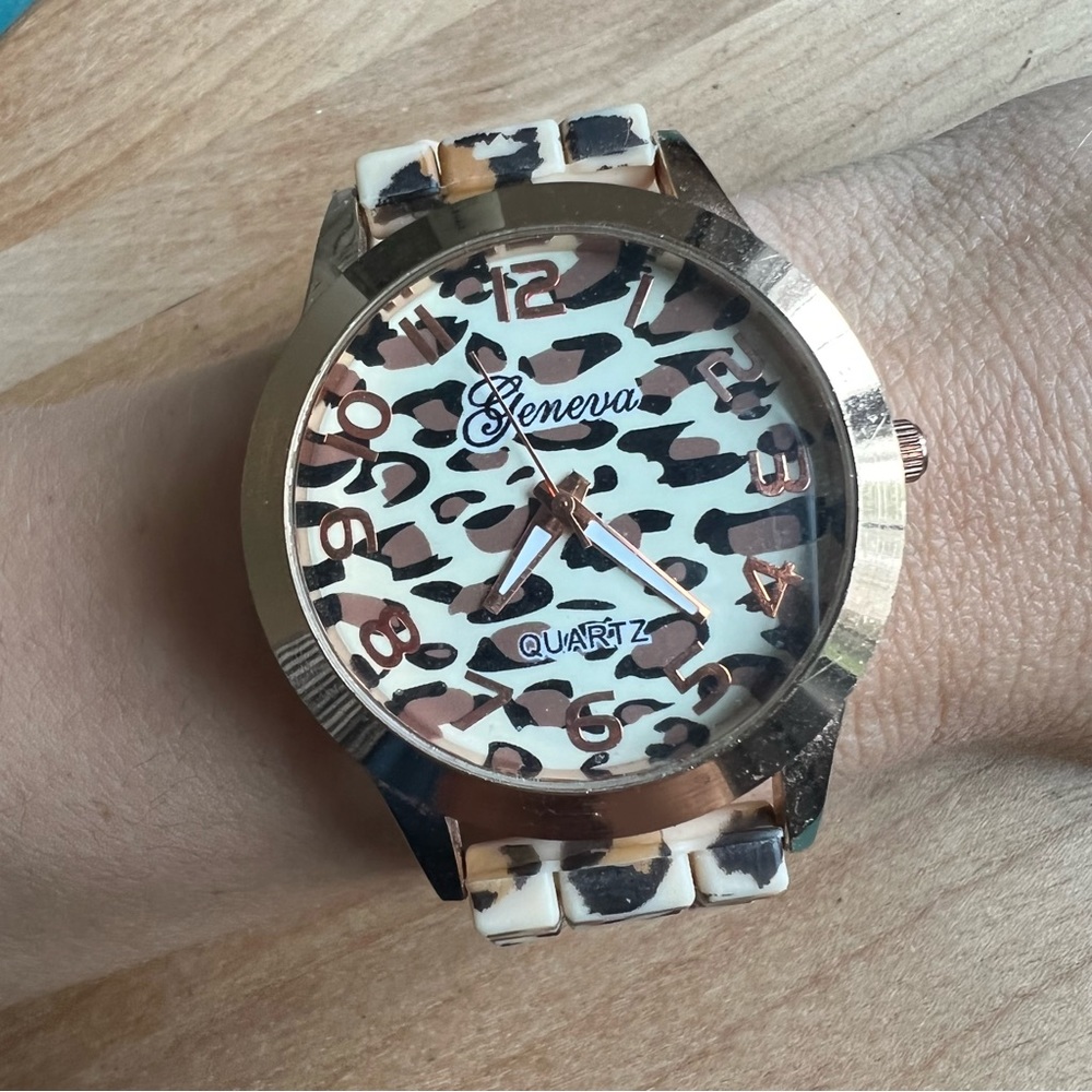 Geneva Leopard print ladies watch NEW BATTERY - Picture 3 of 8